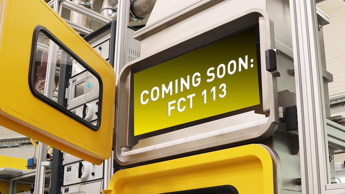 Blick in Prüfkanal durch geöffnetes gelbes Fenster beim FCT113, Innen Schriftzug Coming Soon